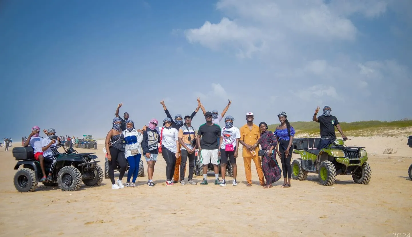 Étudiants réunis près de quads sur le sable, lors d’une visite au lac Rose dans la région de Dakar.