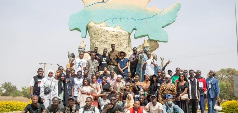 Les étudiants rassemblés au pied du monument de la région de Ségou, lors du festival sur le Niger.